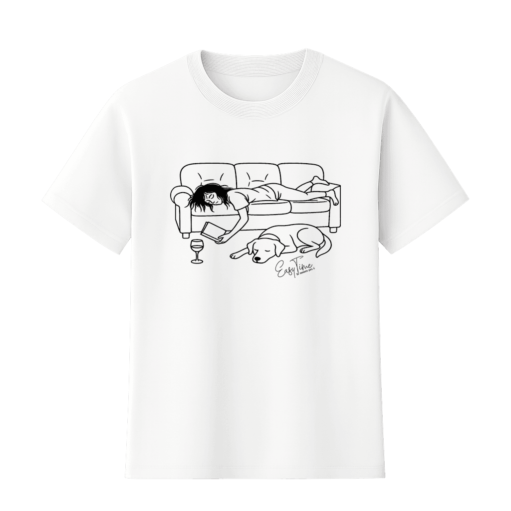 polera literaria con frase lector mujer en sillon leyendo